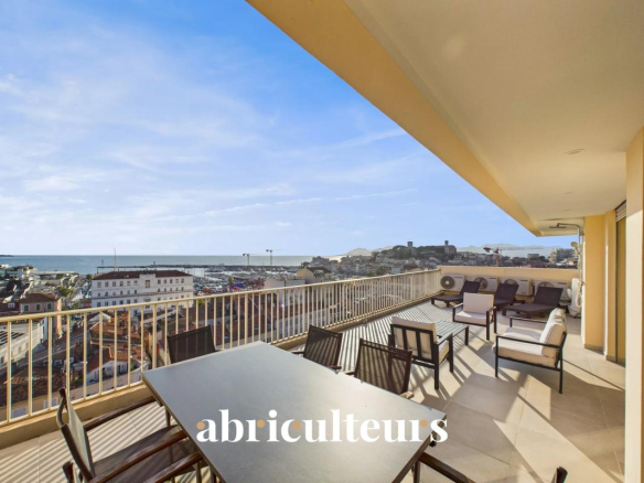 Penthouse d?exception ? 3 pièces de 78 m² ? Dernier étage avec terrasses ? Cannes Banane, face au Vieux Port