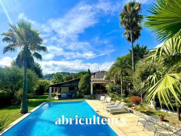 Maison en ville avec piscine et jardin – La Colle-sur-Loup – 5 chambres – 276 m2