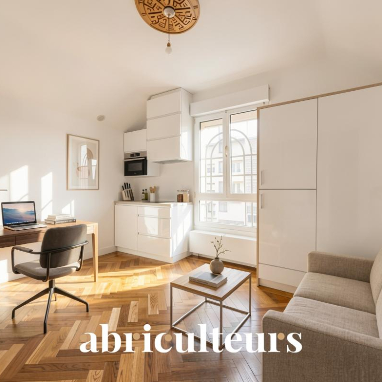 Exclusive listing – 19th-century farmhouse, 15 minutes walk from the town centre, with gîtes, large garage and swimming pool