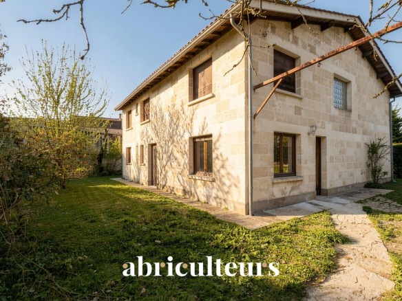 House to renovate – 250 m² – Great potential and planning permission granted – In Le Bouscat, near Parc Bordelais