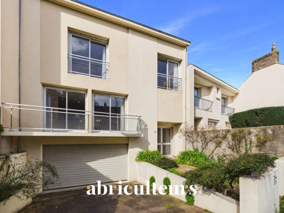 Grande maison – Avenue Privée – 5 chambres – Jardin – Grand Garage double + 2 places de parking – Hauts-Pavés