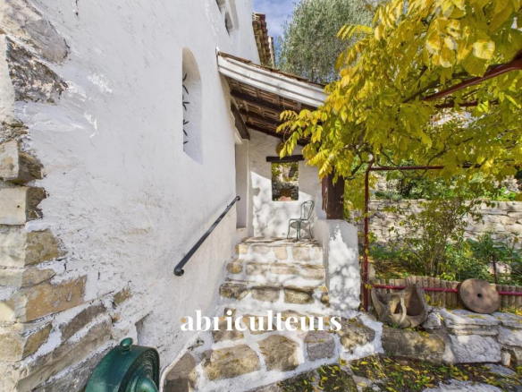 Propriété d’artistes au c?ur de 2 ha de verdure – Cantaron