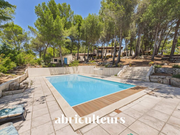 Maison d?architecte de 256 m² avec piscine et jardin arboré de 4 000 m²