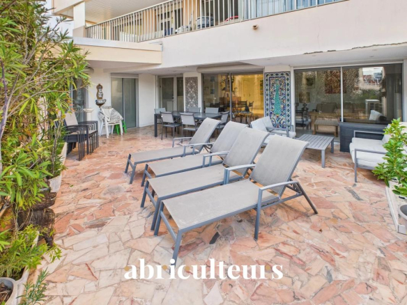 Spacieux appartement de 144 m² avec terrasse de plain-pied 50 m² ? Cannes Centre (La Banane)