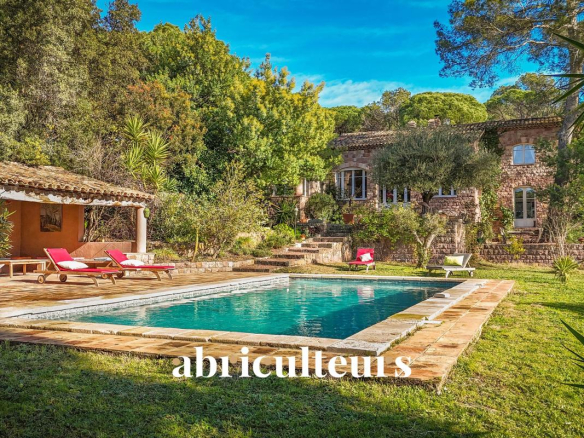 Exceptional Provençal farmhouse of 300 m²? Historic property on 1 hectare? Saint-Raphaël, at the gateway to the Esterel mountains