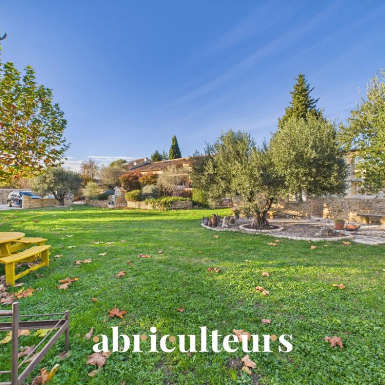 HYERES – MAGNIFIQUE MAISON EN POSITION DOMINANTE – VUE PANOR