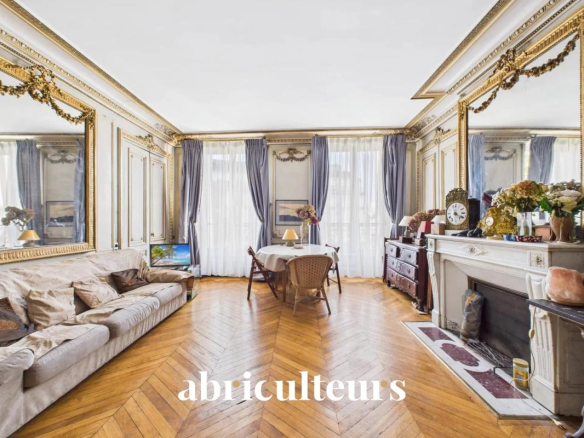 Charming family apartment? 129.86 m²? 5 rooms? Paris 10th arrondissement