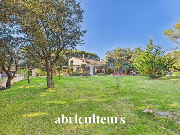 Magnificent property with land, swimming pool/pool house, outbuilding in Rognes 13840