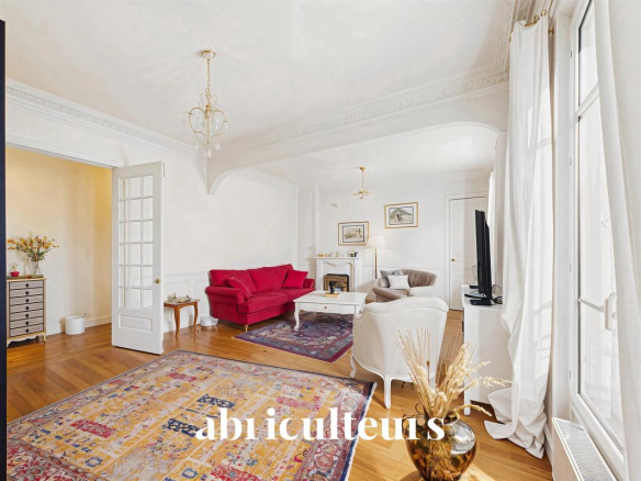 Superbe appartement familial aux volumes généreux et au charme haussmannien de 105m2 dans le quartier Charonne/Porte de Vincennes, Paris 20