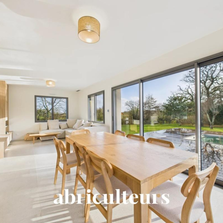 Magnifique maison de 258m2 – Terrain de 1800m2 – 4 chambres – Piscine intérieure – Domaine privé du Haut Bissin – Garage