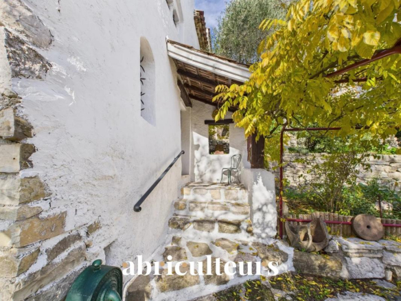 A haven of peace in Cantaron (Nice hills): An artist's property nestled in the heart of 2 hectares of greenery