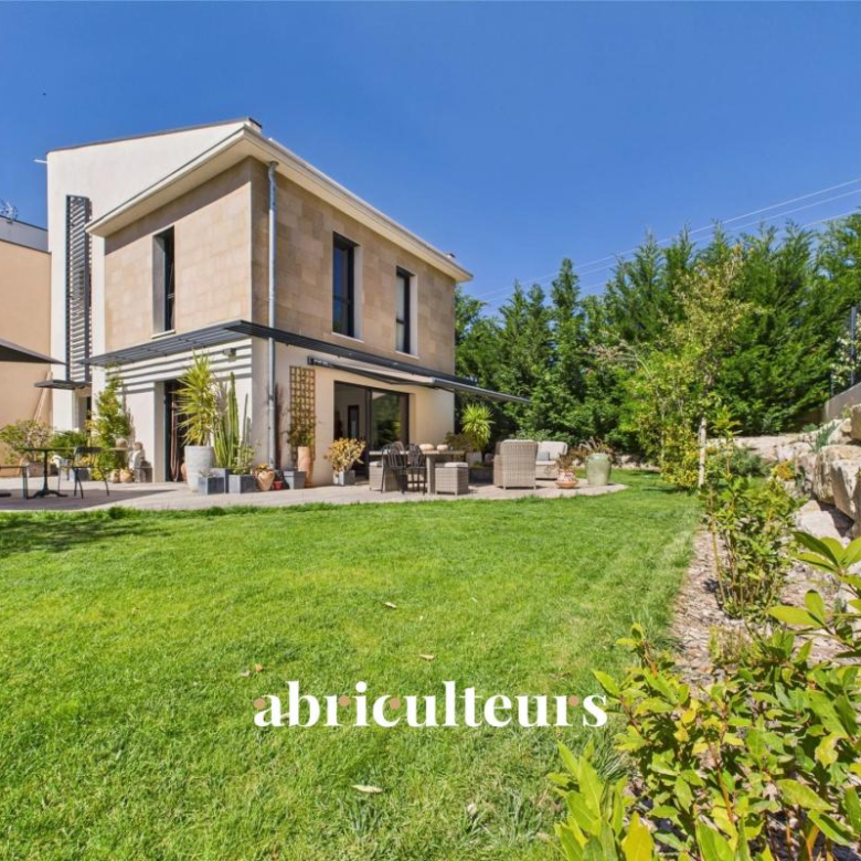 Provençal farmhouse with 6 rooms, 135 m2 on a 5275 m² plot