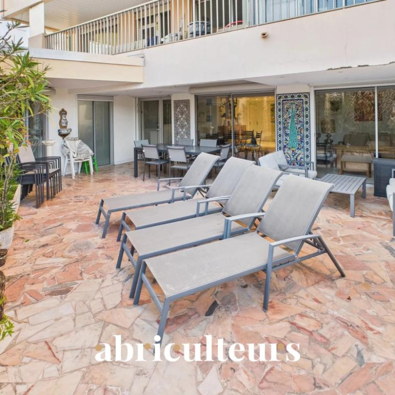 Renovated character property of 245 m²? 3800 m² plot with swimming pool and studio? Fuveau