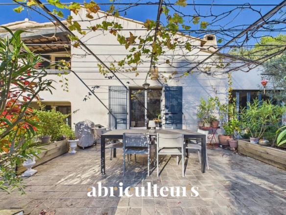 Magnifique propriété avec terrain, piscine/ poolhouse, dépendance à Rognes 13840