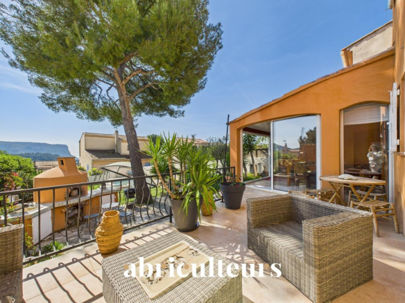 Bright family home with views of Cap Canaille, in a secure residence? CASSIS – 895,000?