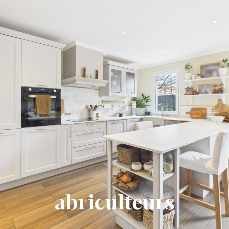 Rare : Villa Familiale sur Vaste Terrain de 1083 m² avec Piscine