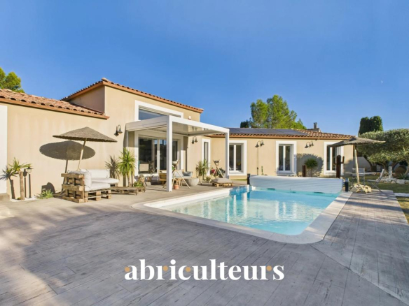 Rare : Villa Familiale sur Vaste Terrain de 1083 m² avec Piscine