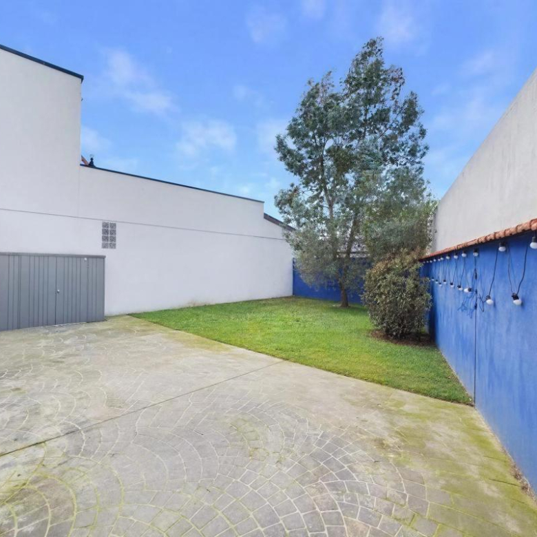 Maison aux volumes généreux – 5 chambres – Avenue Privée  – Jardin – Double garage + 2 places de parking – Hauts-Pavés