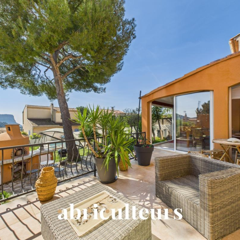 Family home of 180 m² with garden, swimming pool and garage in the Saint-Augustin district