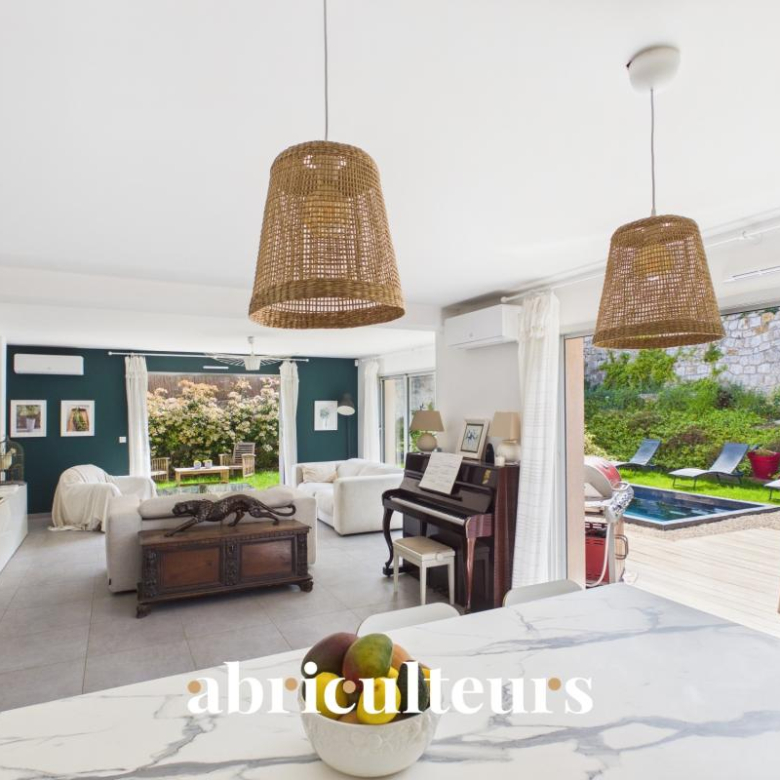 Maison familiale lumineuse avec vue Cap Canaille, dans résidence sécurisée ? CASSIS – 895 000?