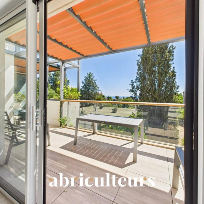 Apartment in a house – Panoramic sea view? Coteau Saint-Pierre district – 93 m² – 4 bedrooms – Garage – Garden