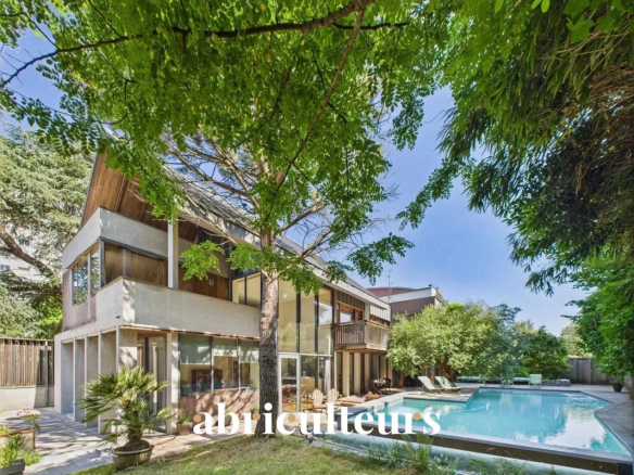 Stunning architect-designed house in a verdant setting – 317m², swimming pool and large terraces – South Nantes