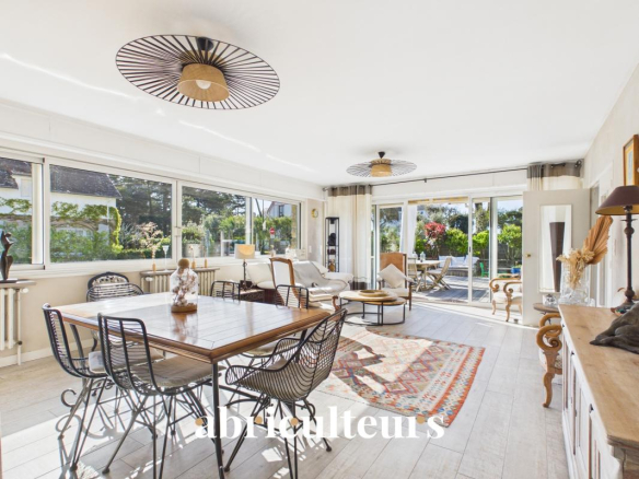 Villa 80m from the main beach? 203 m²? 11 rooms? Carnac