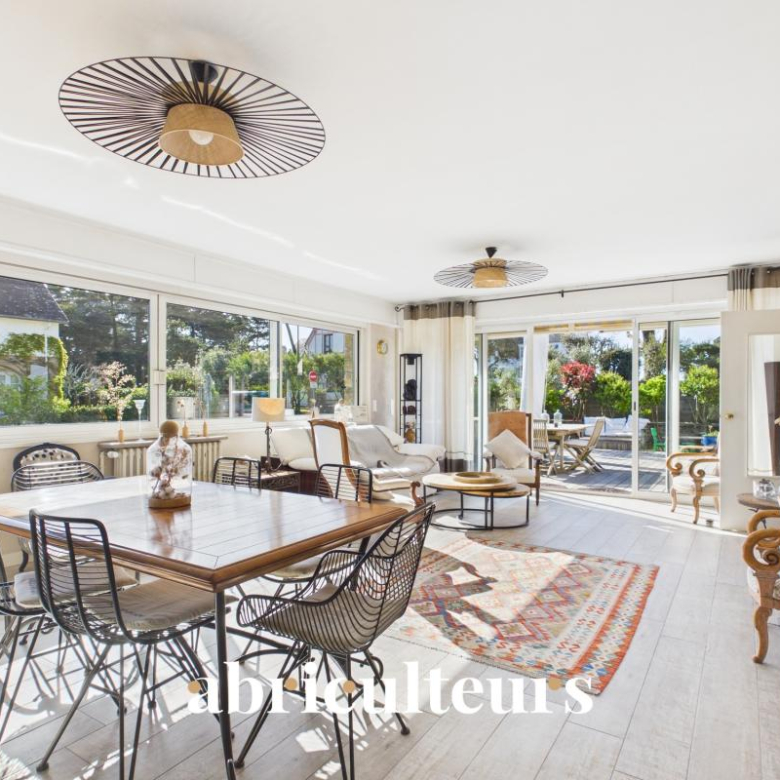 Between Graslin, Dobrée and Notre-Dame de Bon Port – Splendid family apartment of approximately 200m² – Elevator, garage, cellars and roof terrace