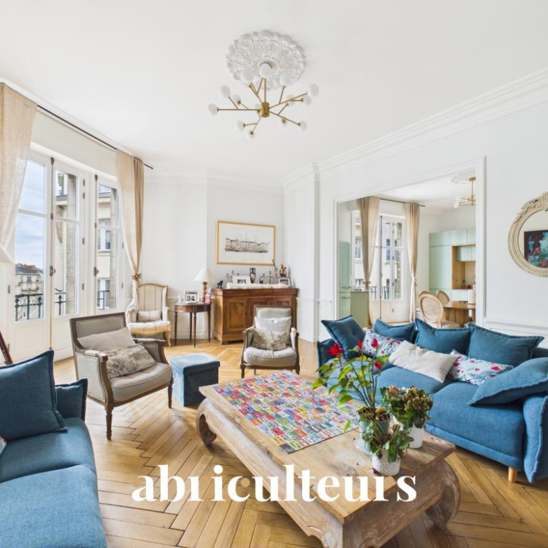 Villa 80m from the main beach? 203 m²? 11 rooms? Carnac