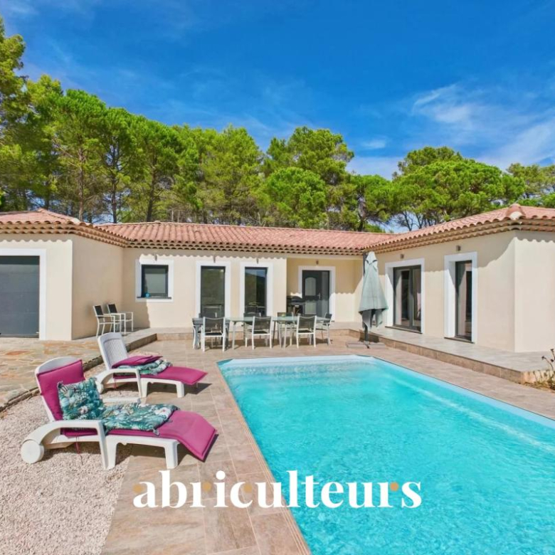 Magnifique maison de 258m2 – Terrain de 1800m2 – 4 chambres – Piscine intérieure – Domaine privé du Haut Bissin – Garage