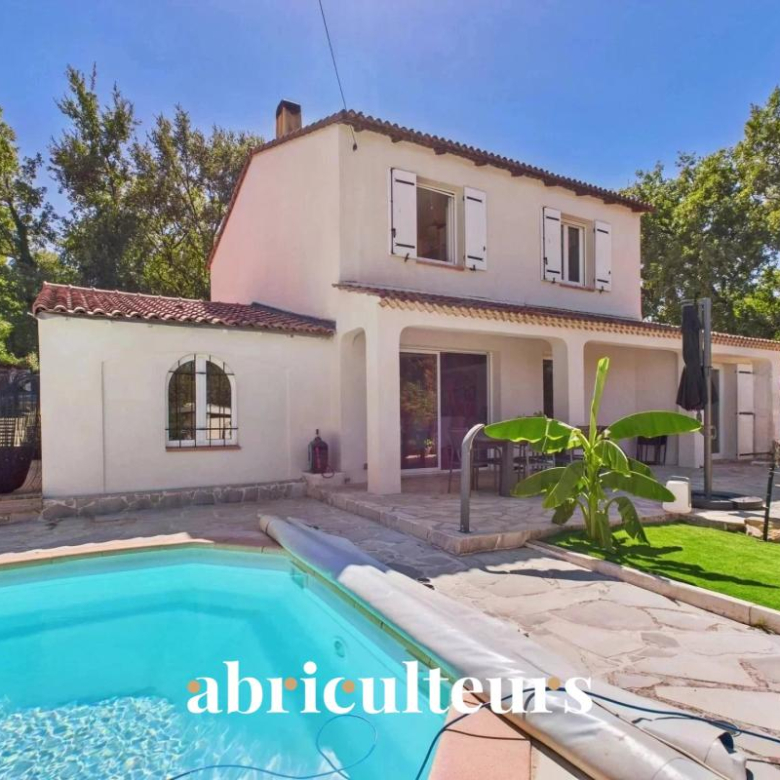 Magnifique maison de 258m2 – Terrain de 1800m2 – 4 chambres – Piscine intérieure – Domaine privé du Haut Bissin – Garage