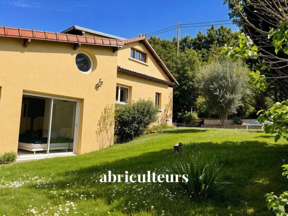 Bright and quiet house with garden in Rueil-Malmaison