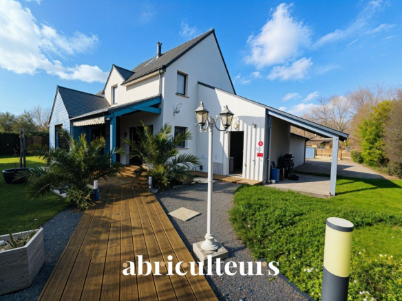Just a 10-minute bike ride from the beaches, this contemporary family home offers peace and quiet. A real gem in Erdeven!