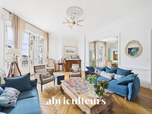 Between Graslin, Dobrée and Notre-Dame de Bon Port – Splendid family apartment of approximately 200m² – Elevator, garage, cellars and roof terrace