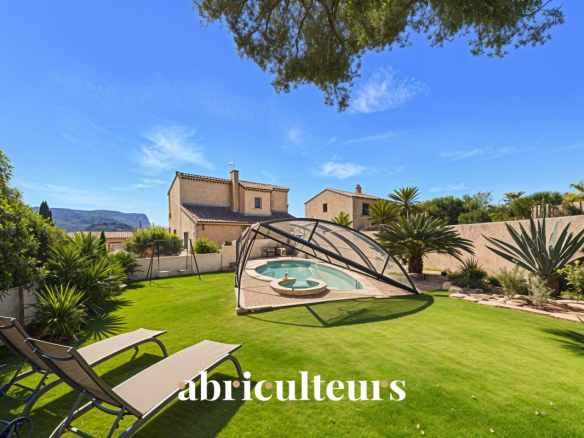 Maison familiale lumineuse avec vue Cap Canaille, dans résidence sécurisée ? CASSIS – 870 000?
