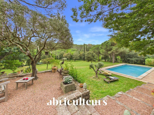 Exceptional farmhouse, 300 m², on a secluded 1-hectare estate in Saint-Raphaël