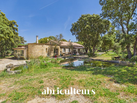 Propriété d’Exception à Grans : Maison en Pierre 254m2, 2 hangars, Dépendance, Piscine et fort potentiel sur 8 100 m²