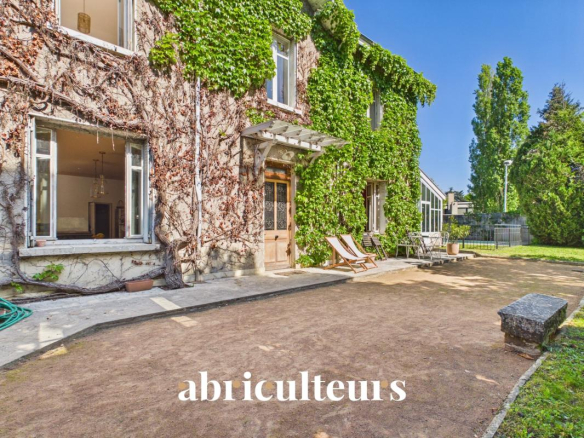 Écully ? Maison familiale avec piscine sur parcelle de 1 056 m²