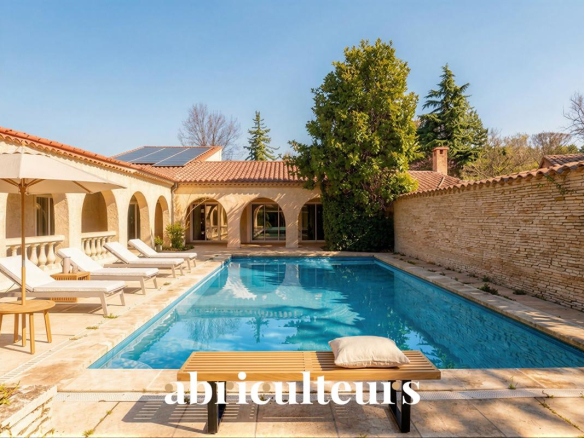 Renovated character property in Fuveau: 245 m² of living space, studio and swimming pool on 3,800 m²