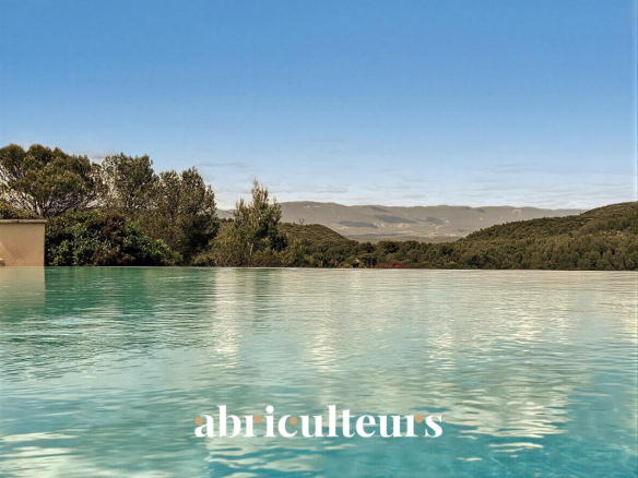 Magnificent villa of 296 m² with swimming pool, 1.2 ha of land and exceptional views in Rognes (13840)