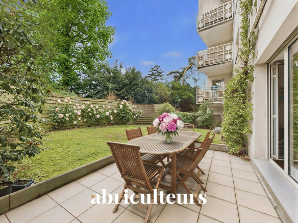 House-style duplex with private garden &amp; balcony – 125m² – La Celle Saint Cloud, Bourg district