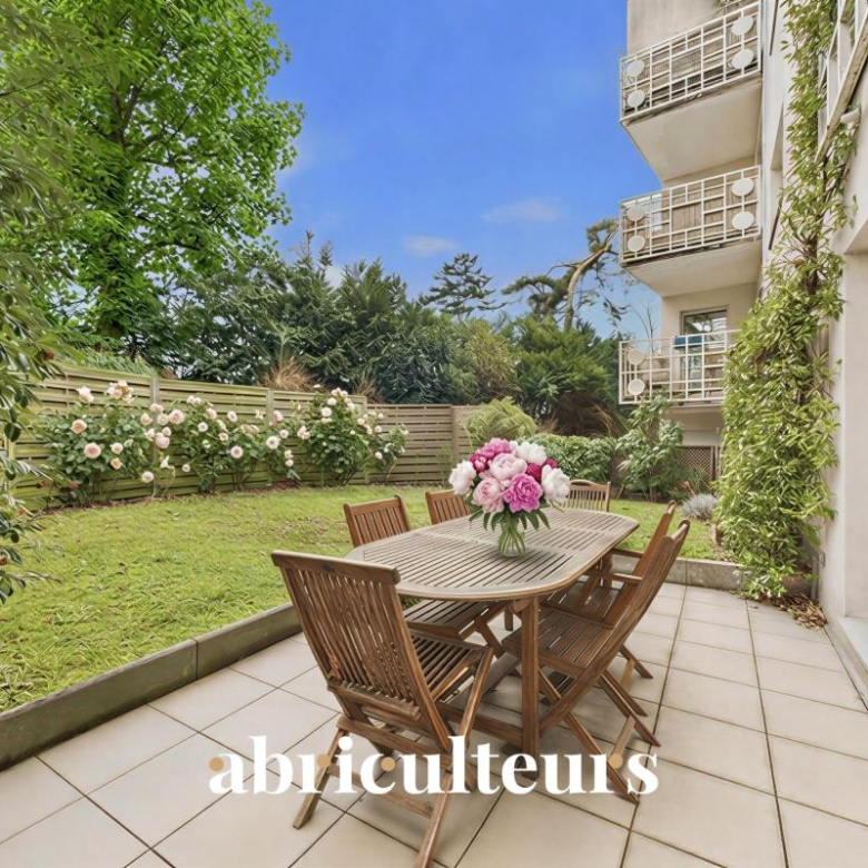 Magnificent villa of 296 m² with swimming pool, 1.2 ha of land and exceptional views in Rognes (13840)