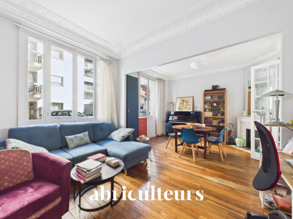A 4-room apartment with windows on both sides? Charming period features in a quiet setting? Paris 15th arrondissement, Convention area