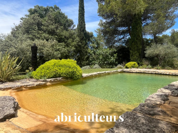Renovated architect-designed villa? 155 m² at the foot of the Luberon? Cheval Blanc