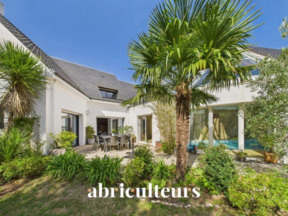 Beautiful property of 257m2 – Indoor swimming pool – 1800m2 of land – 4 bedrooms – Private estate of Haut Bissin – Garage