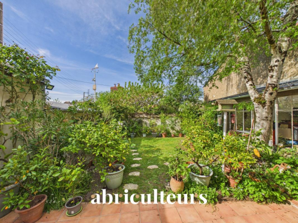 Spacious family home – 177m2 – 6 bedrooms – 50m2 living room – Garden and terrace – Garage – In the center of Zola