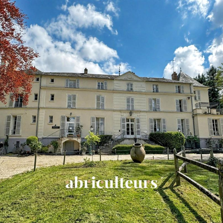 Spacious family home – 177m2 – 6 bedrooms – 50m2 living room – Garden and terrace – Garage – In the center of Zola