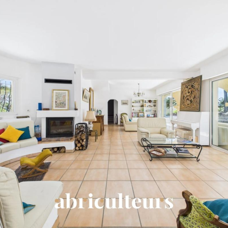 COURBEVOIE? 4 ROOMS 113 m²? TOP FLOOR? VIEW OF LA DÉFENSE? NO WORK REQUIRED