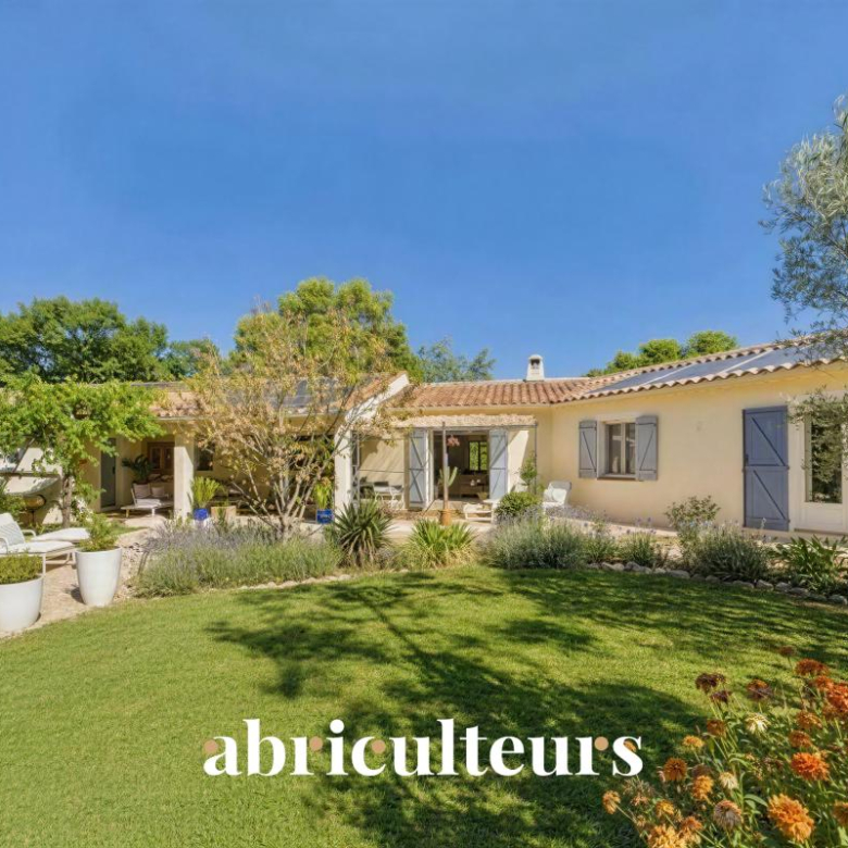 Ventabren (13122) - Architect-designed house on a 4,000 m² wooded plot
