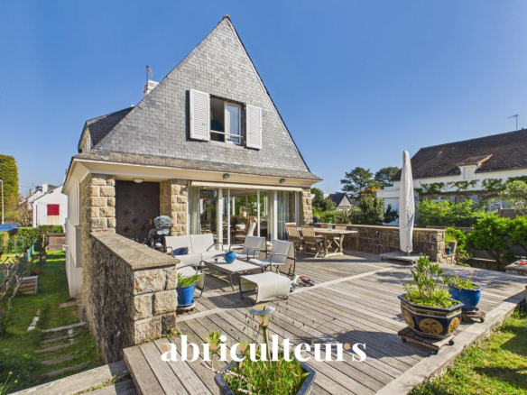 Villa 80m from the main beach? 203 m²? 11 rooms? Carnac